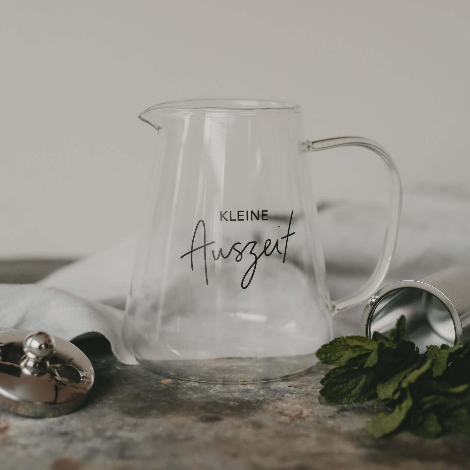 Eulenschnitt Teekanne aus Glas für 1,2 Liter mit Teesieb und Deckel, Aufschrift Kleine Auszeit