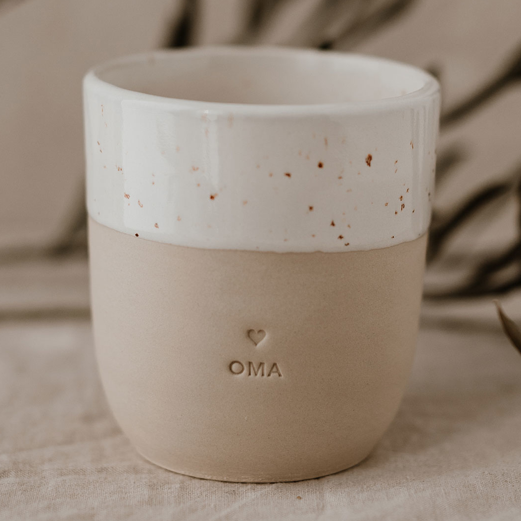 Eulenschnitt Kaffee- und Teebecher mit Aufschrift Oma aus Steingut, handgefertigt in Portugal