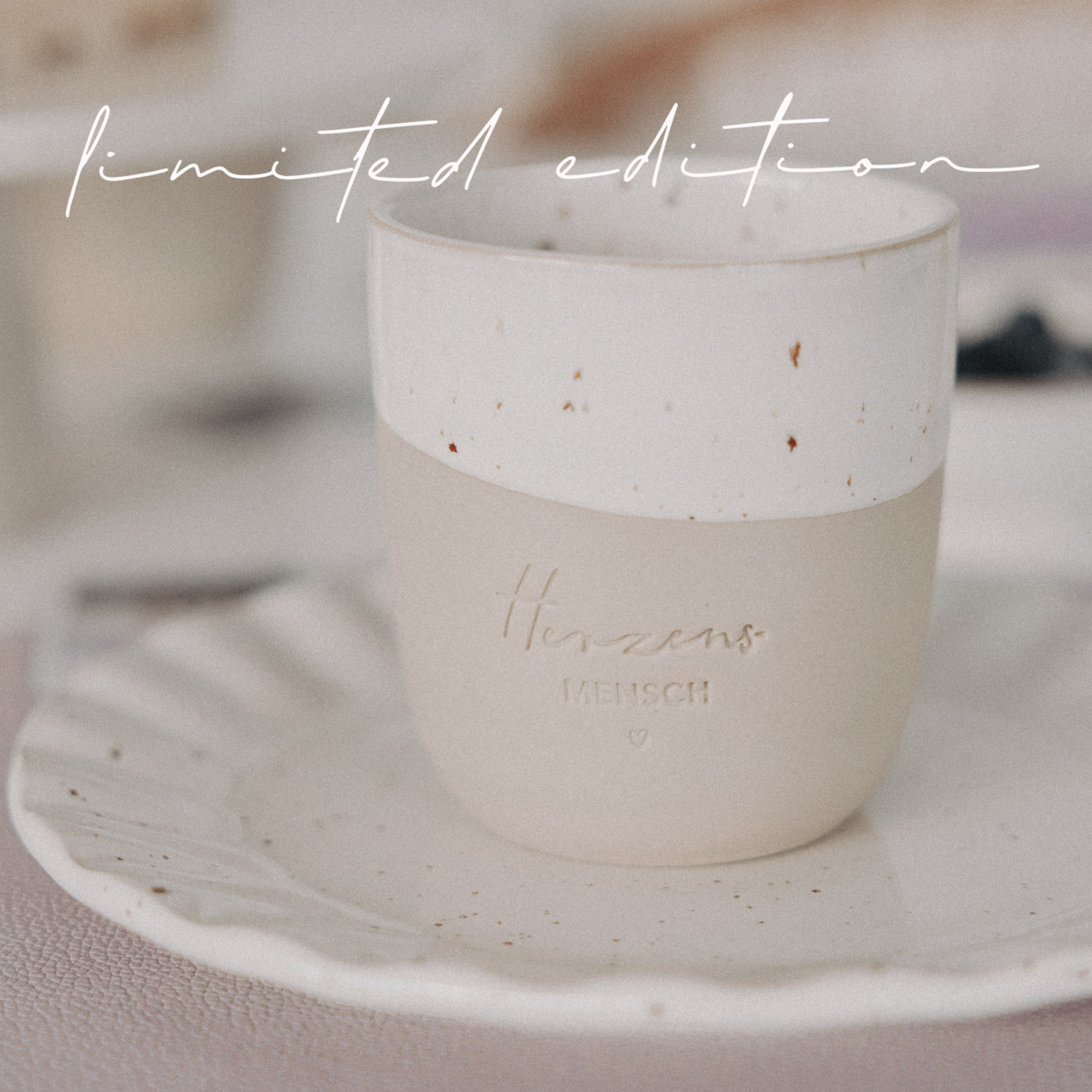 Eulenschnitt Steingut-Becher Herzensmensch | Limited Edition | Kaffeebecher 320 ml