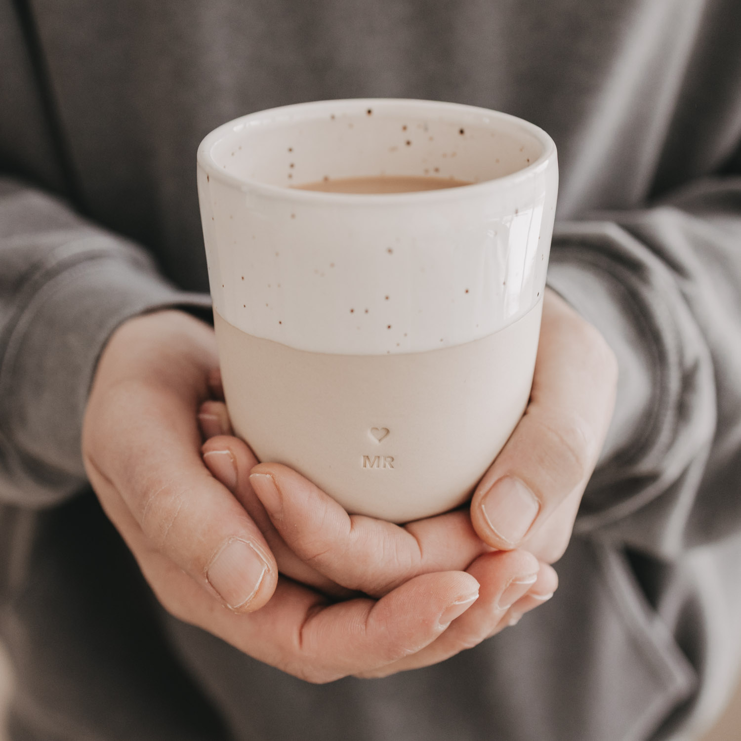 Eulenschnitt Kaffeebecher mit Aufschrift MR | Hochzeitsgeschenk aus Steingut | für 320 ml
