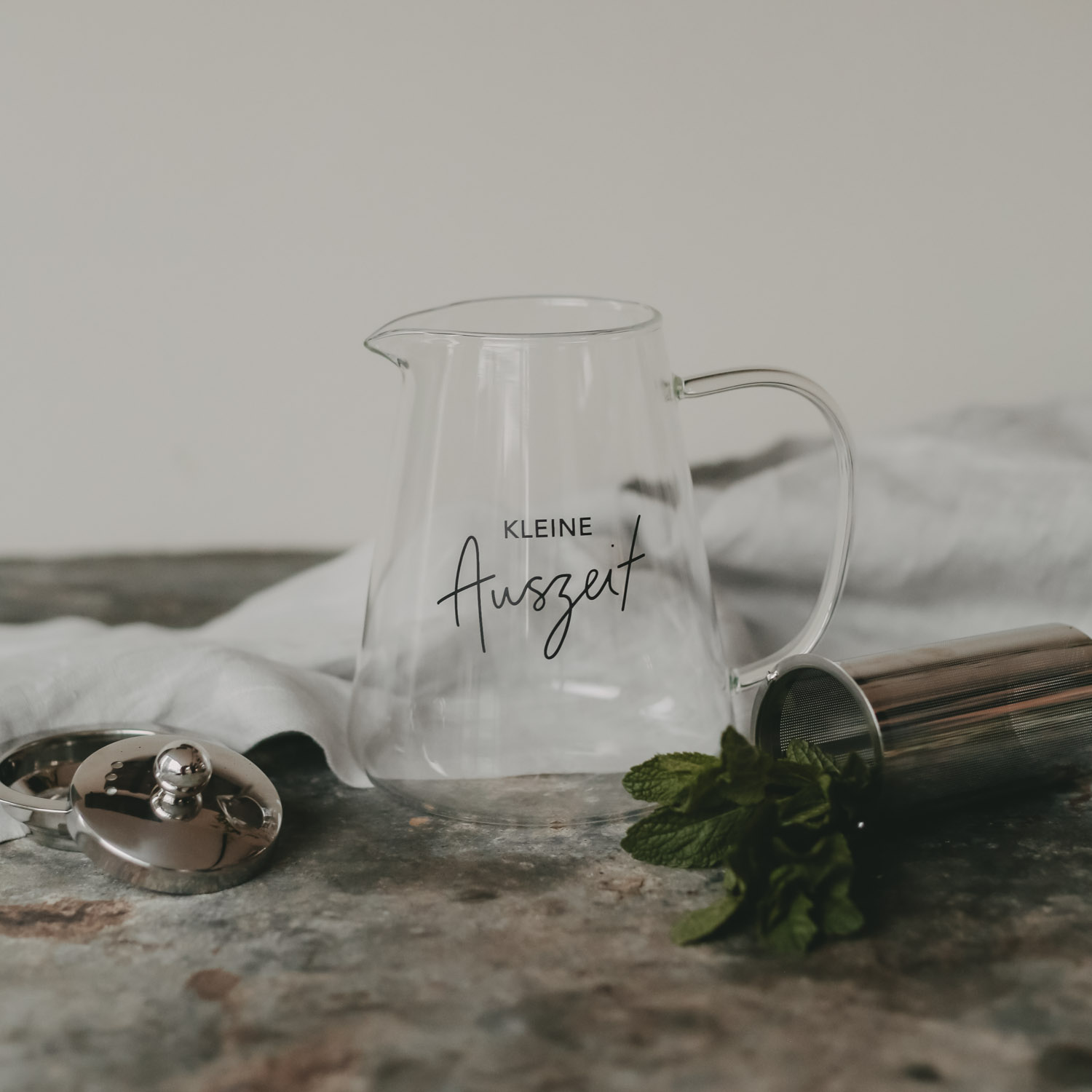 Eulenschnitt Teekanne aus Glas für 1,2 Liter mit Teesieb und Deckel, Aufschrift Kleine Auszeit