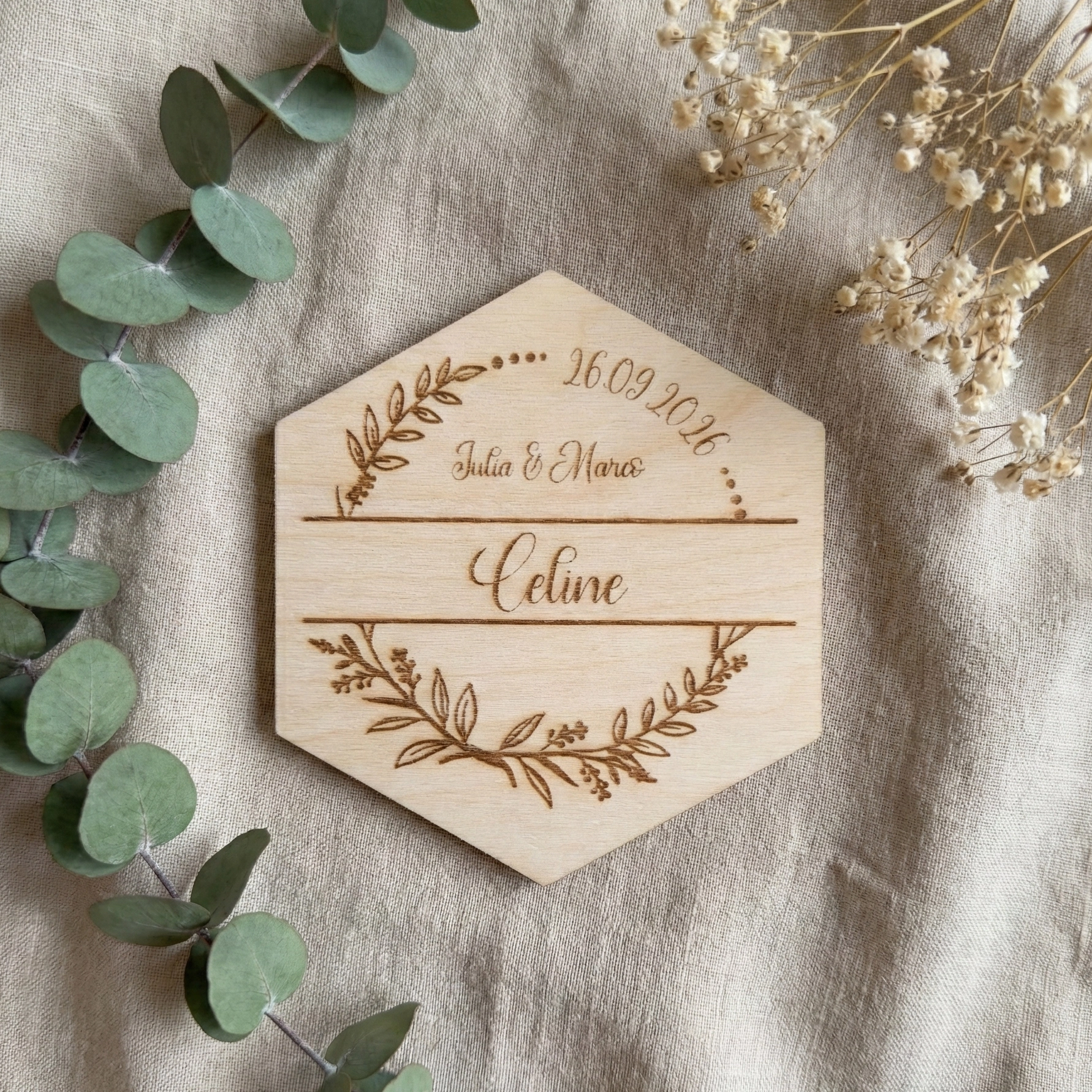 Personalisierte Untersetzer Birke im Hexagon-Format, Platzkarten aus Holz für Hochzeiten