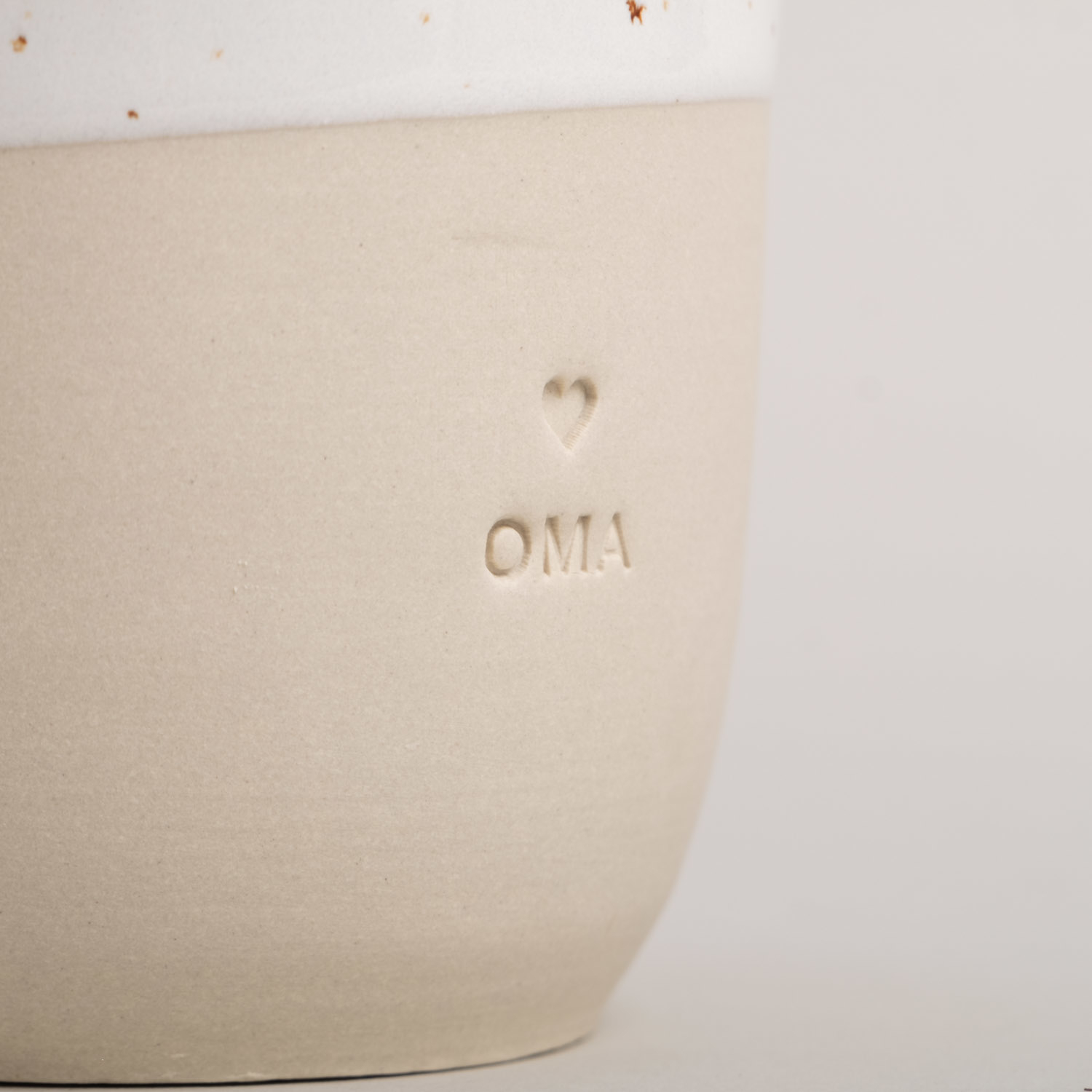 Eulenschnitt Kaffee- und Teebecher mit Aufschrift Oma aus Steingut, handgefertigt in Portugal