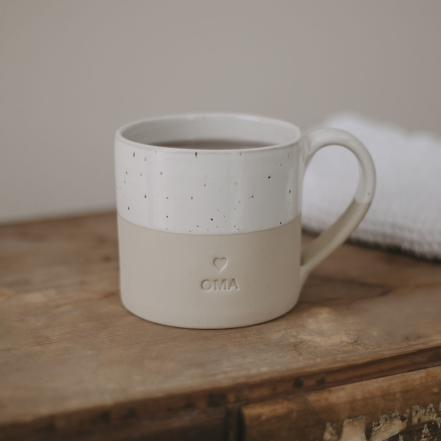 Eulenschnitt Tasse aus Steingut mit Prägung OMA, perfektes Geburtstagsgeschenk