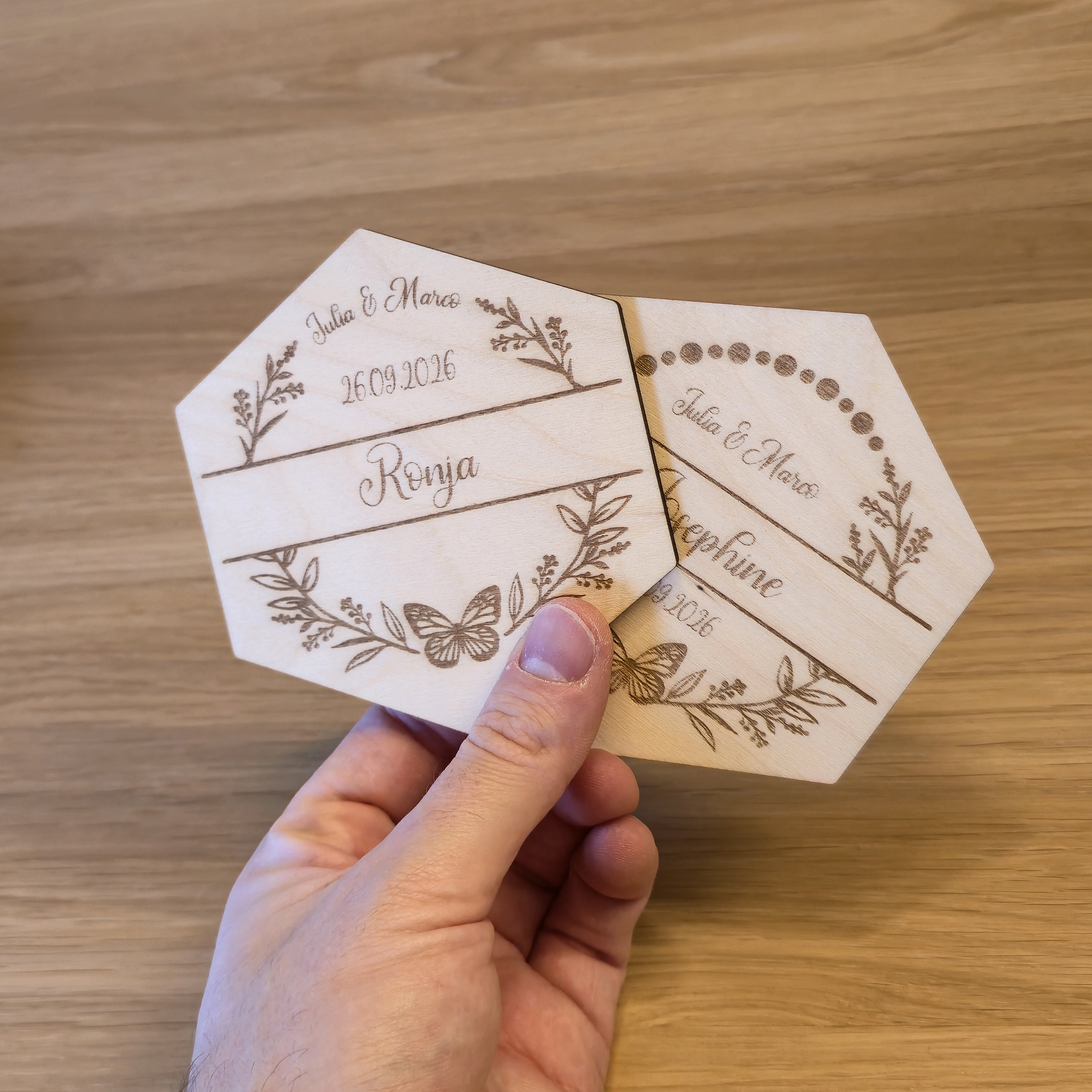 Personalisierte Untersetzer Birke im Hexagon-Format, Platzkarten aus Holz für Hochzeiten