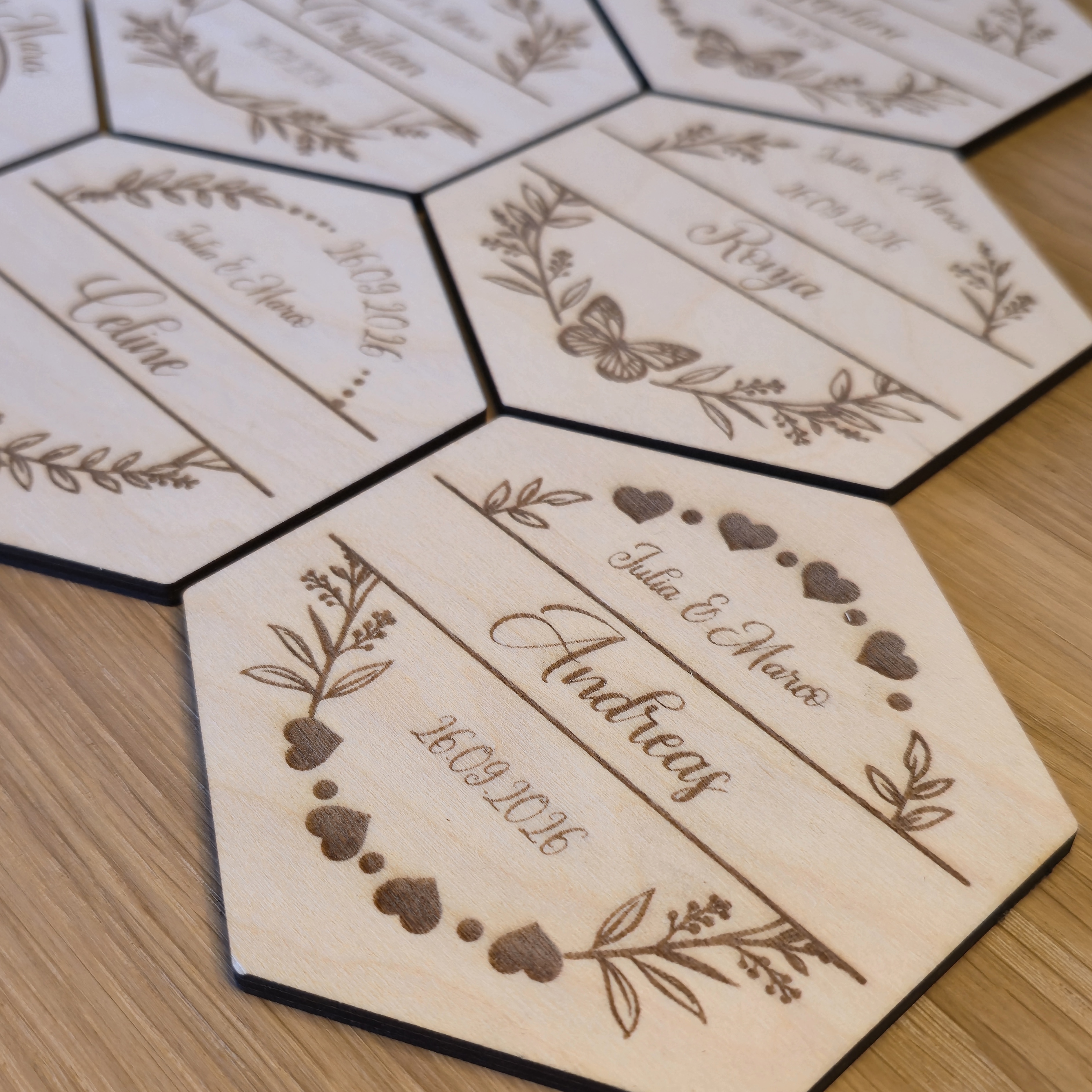 Personalisierte Untersetzer Birke im Hexagon-Format, Platzkarten aus Holz für Hochzeiten