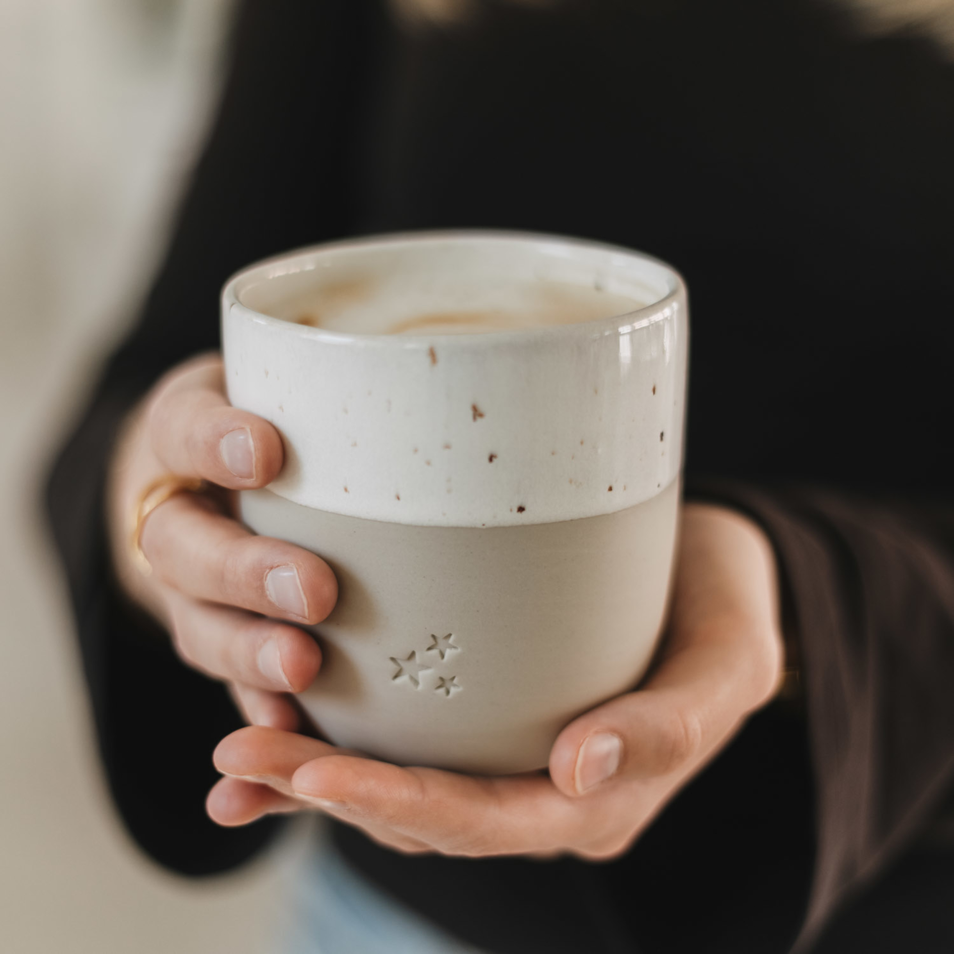Eulenschnitt Becher aus Steingut mit drei Sternen | Hochwertige Prägung | Kaffeebecher aus Portugal