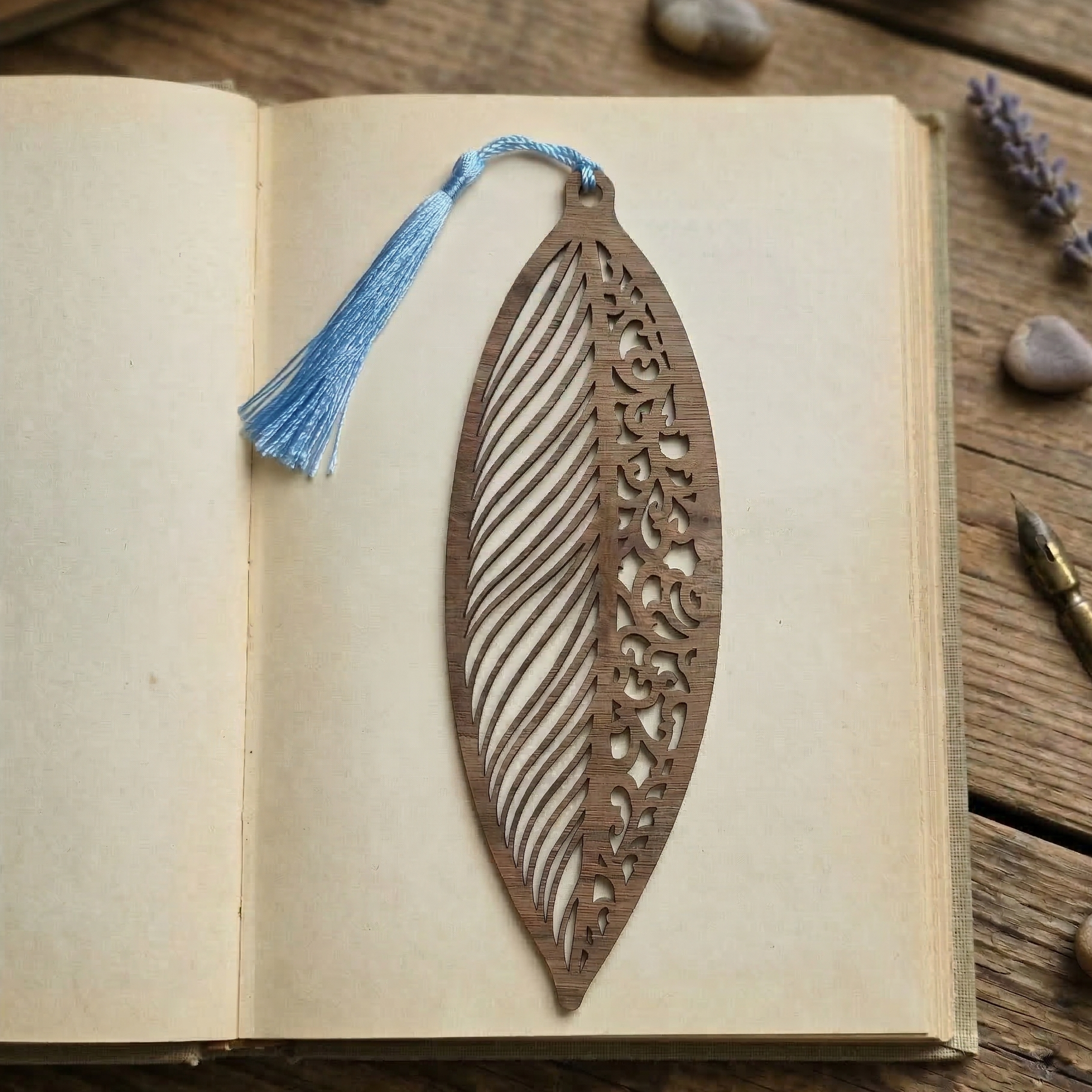 Filigranes Lesezeichen aus biegbarem Holz mit floralem Design, Furnierpapier aus Nussbaum mit farbigem Quast