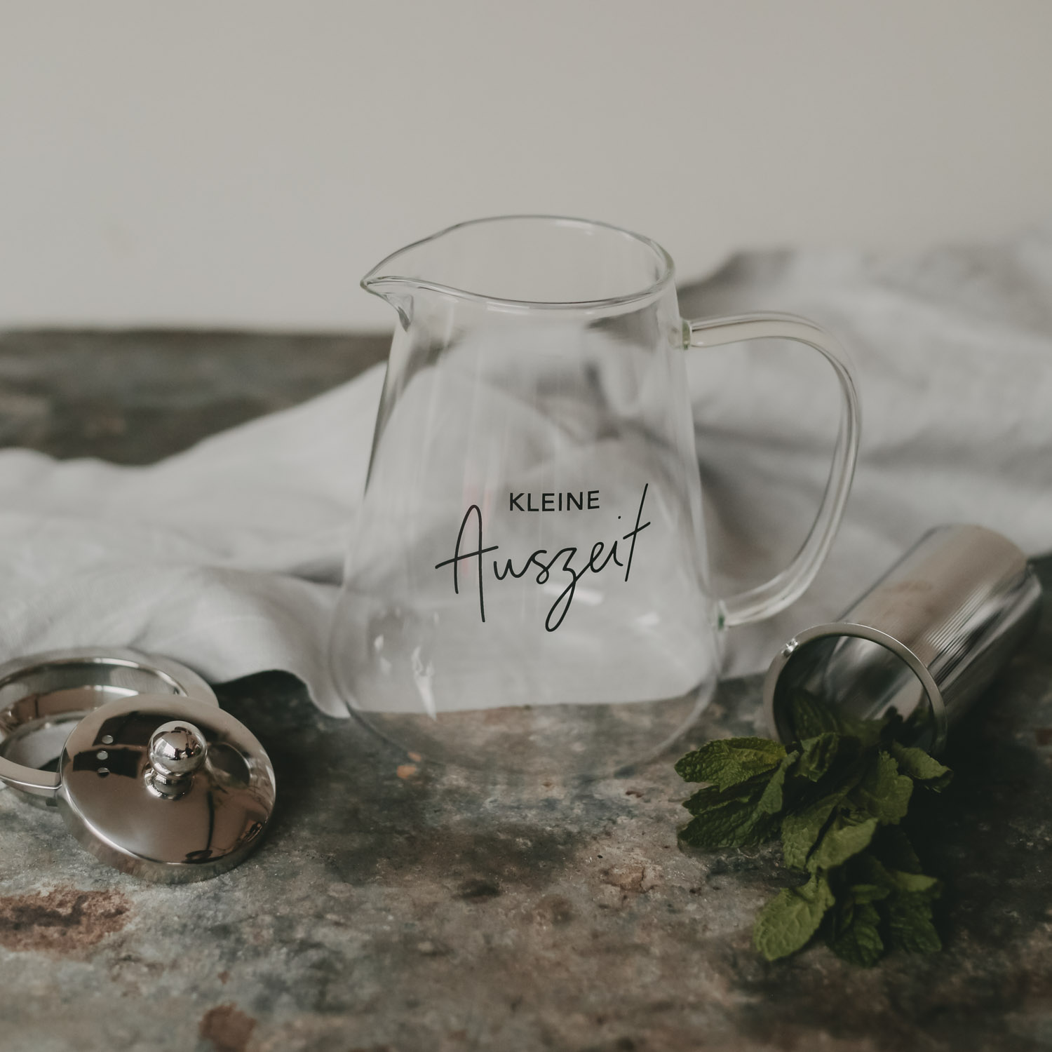 Eulenschnitt Teekanne aus Glas für 1,2 Liter mit Teesieb und Deckel, Aufschrift Kleine Auszeit