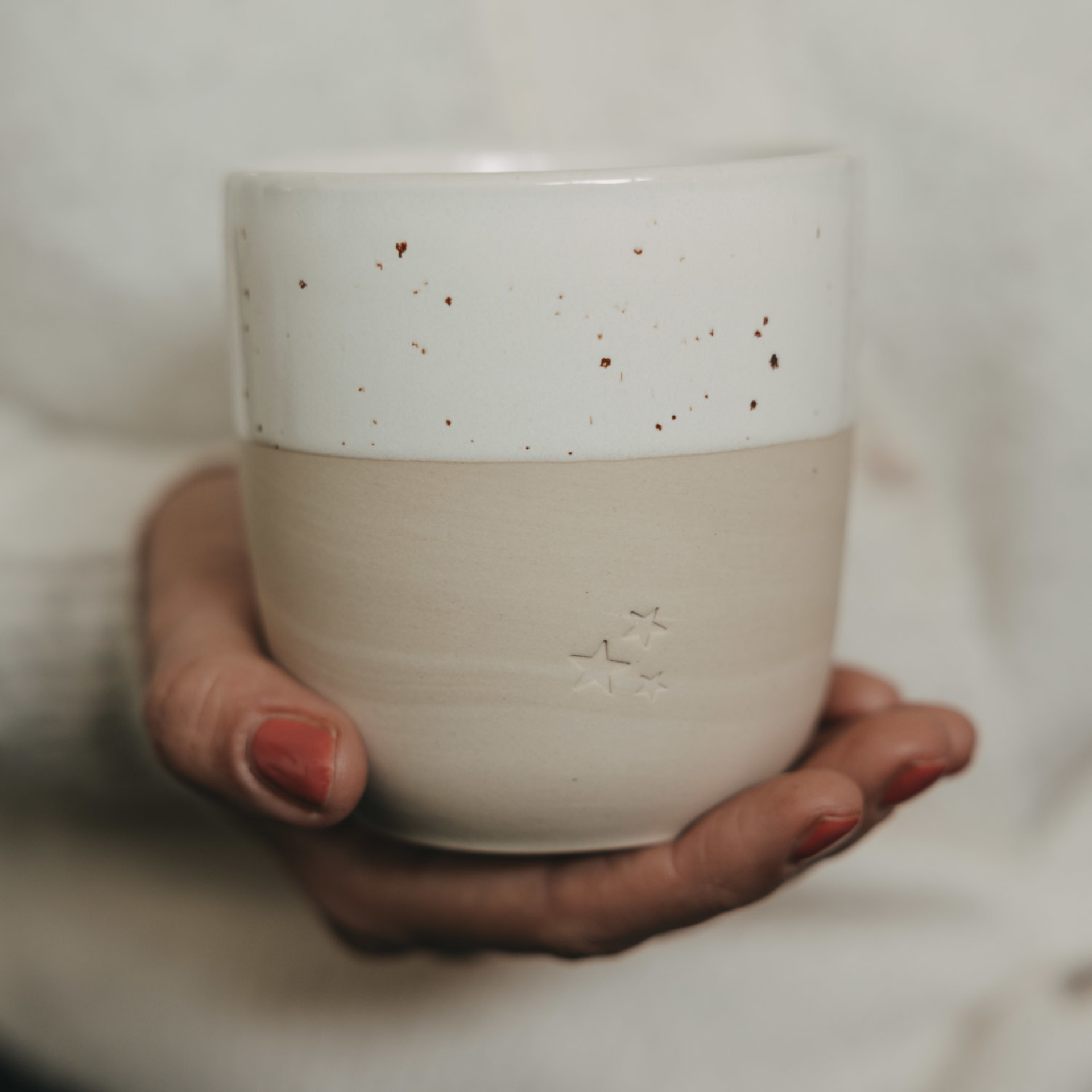 Eulenschnitt Becher aus Steingut mit drei Sternen | Hochwertige Prägung | Kaffeebecher aus Portugal