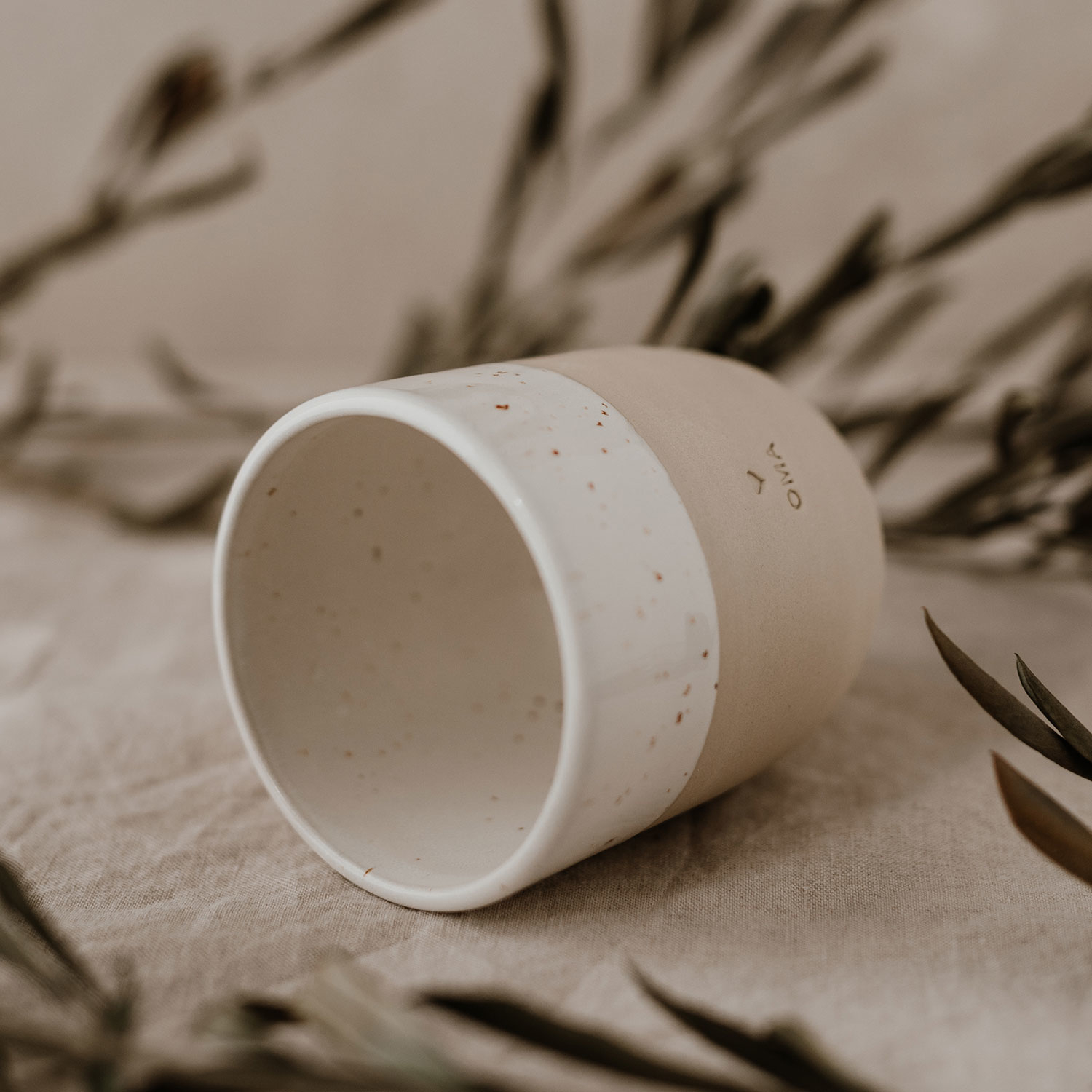 Eulenschnitt Kaffee- und Teebecher mit Aufschrift Oma aus Steingut, handgefertigt in Portugal