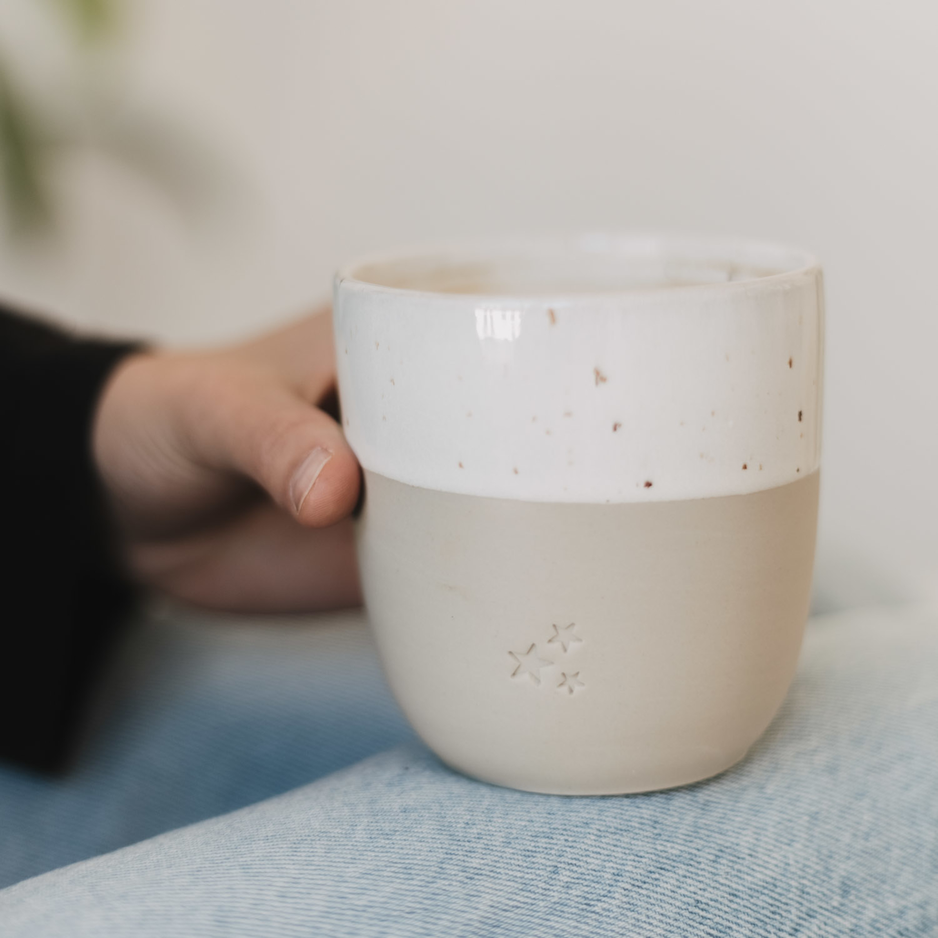 Eulenschnitt Becher aus Steingut mit drei Sternen | Hochwertige Prägung | Kaffeebecher aus Portugal