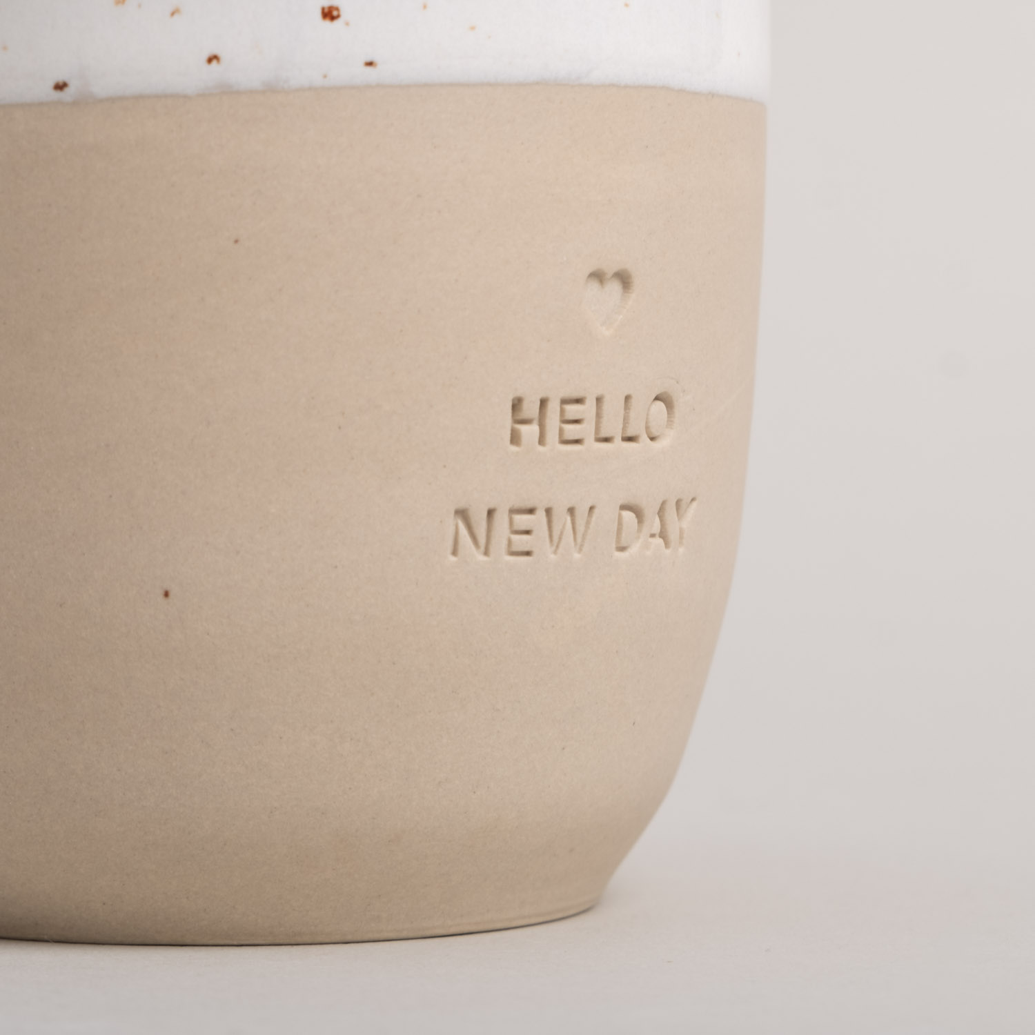 Eulenschnitt Becher aus Steingut HELLO NEW DAY | Cappuccinobecher aus Portugal | für den Kaffee am Morgen