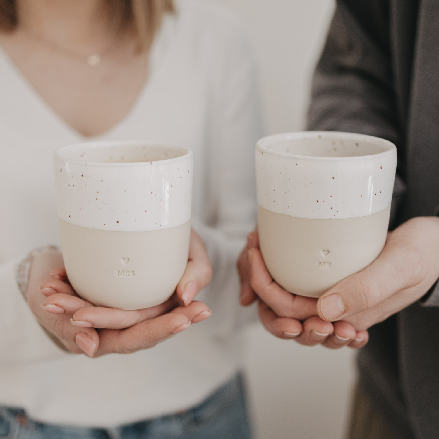 Eulenschnitt Kaffeebecher mit Aufschrift MR | Hochzeitsgeschenk aus Steingut | für 320 ml