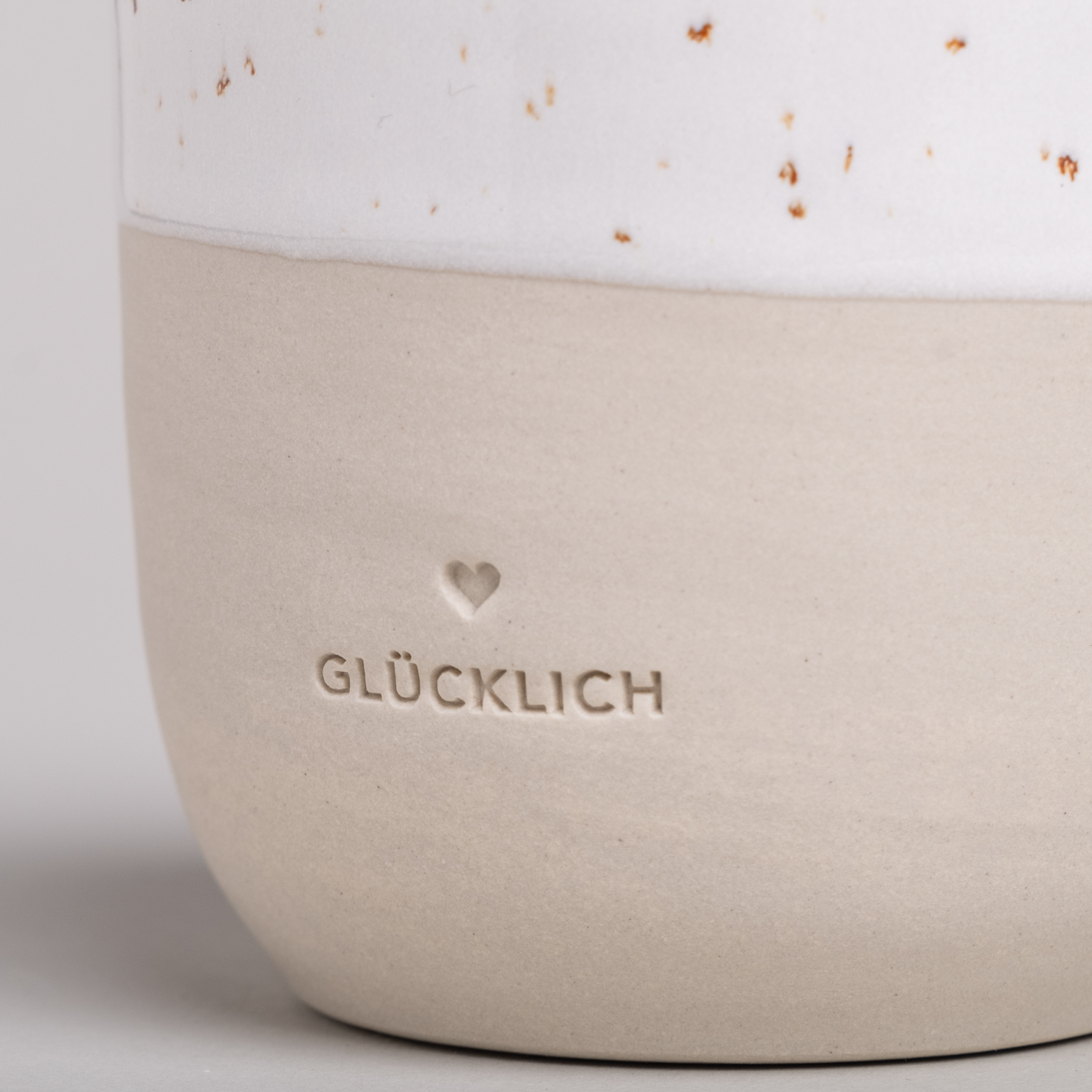 Eulenschnitt Steingut-Becher ❤ Glücklich | mit Blindprägung im Ton | für 320 ml