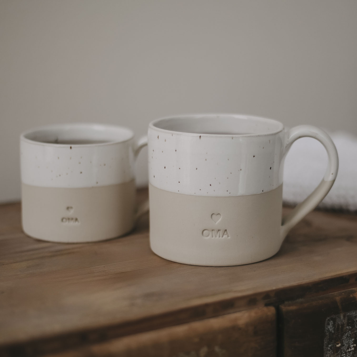 Eulenschnitt Tasse aus Steingut mit Prägung OMA, perfektes Geburtstagsgeschenk