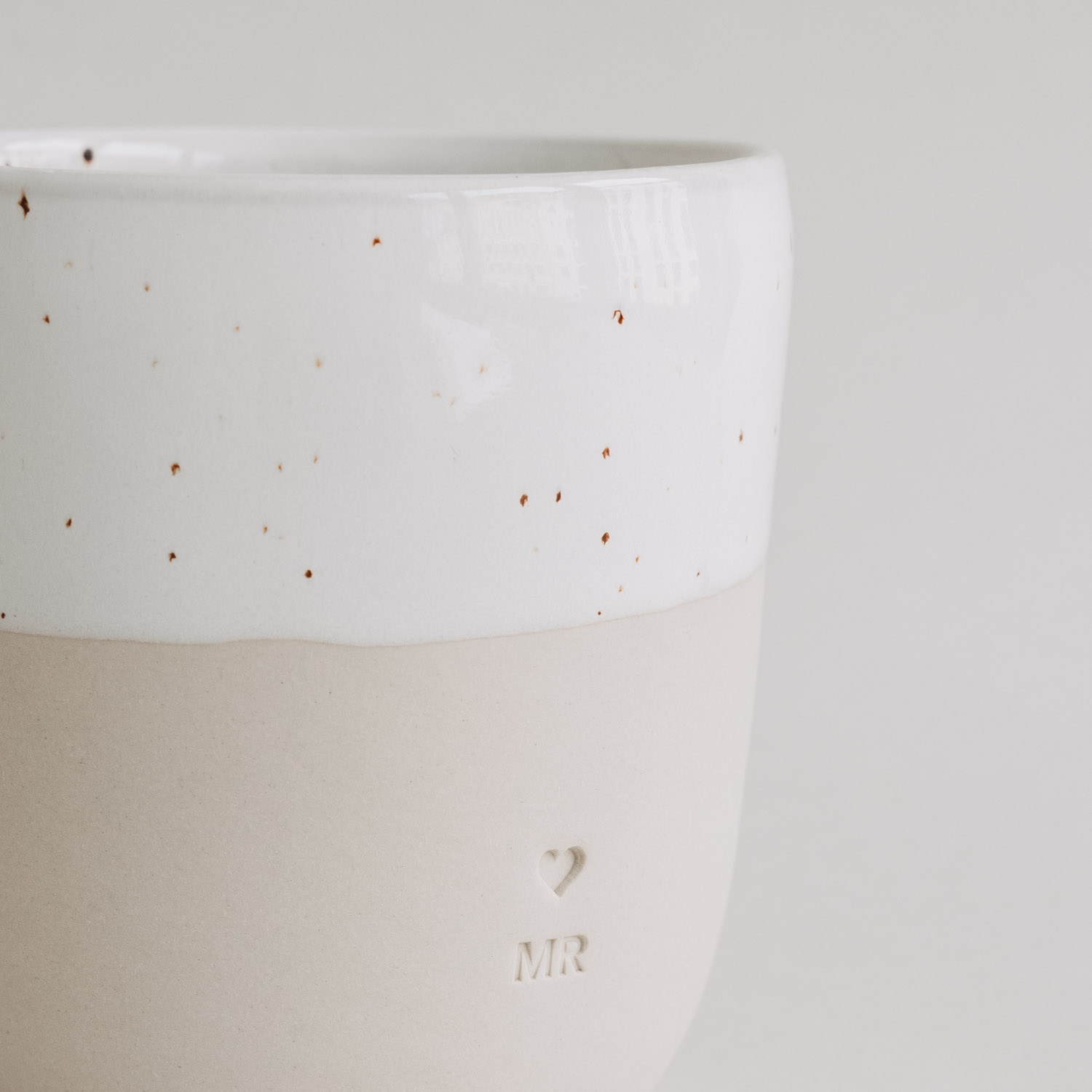Eulenschnitt Kaffeebecher mit Aufschrift MR | Hochzeitsgeschenk aus Steingut | für 320 ml