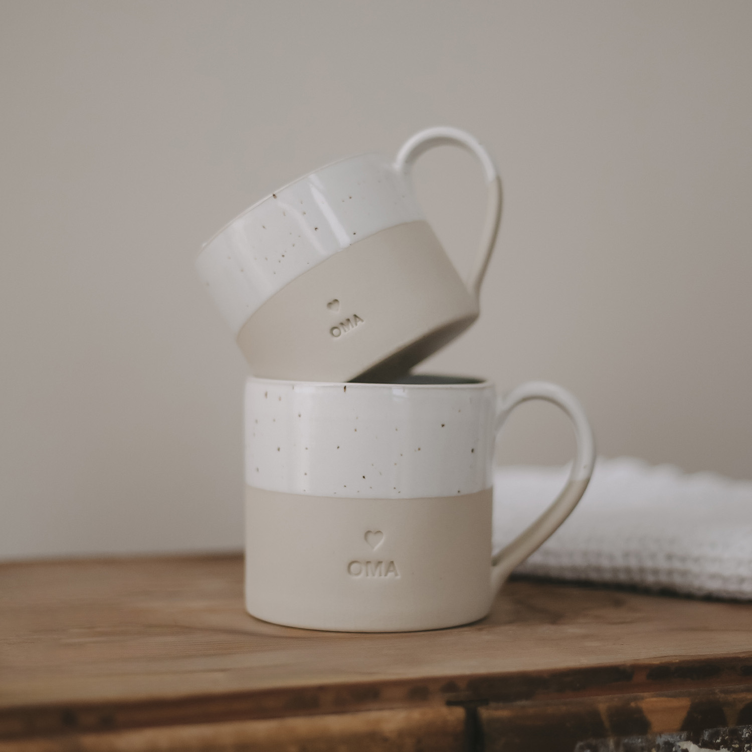 Eulenschnitt Tasse aus Steingut mit Prägung OMA, perfektes Geburtstagsgeschenk