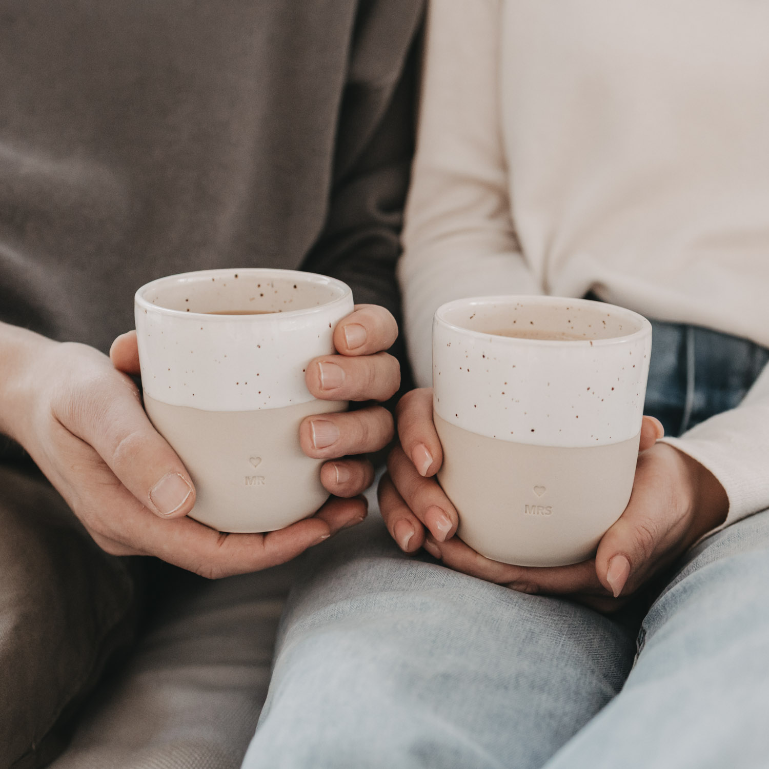 Eulenschnitt Cappuccinobecher mit Aufschrift MRS | Hochzeitsgeschenk aus Steingut | für 320 ml