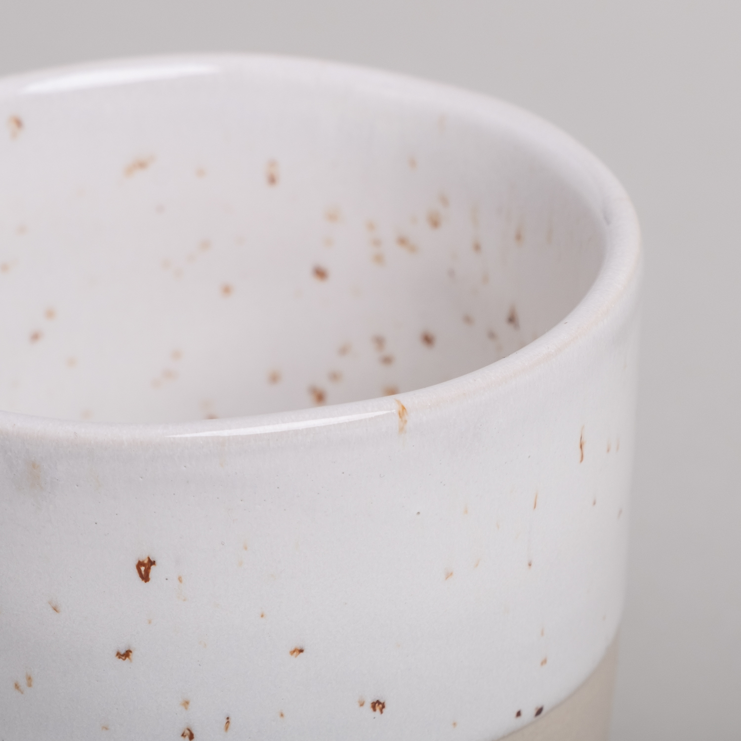 Eulenschnitt Steingut-Becher ❤ Glücklich | mit Blindprägung im Ton | für 320 ml