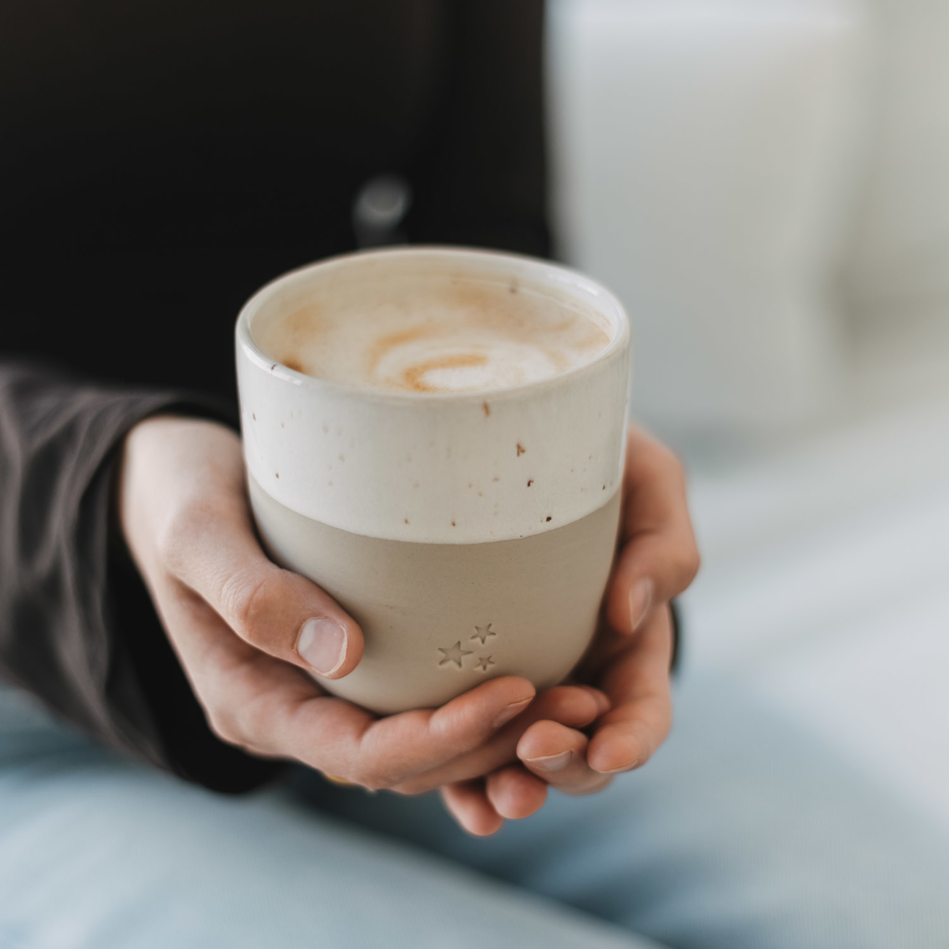 Eulenschnitt Becher aus Steingut mit drei Sternen | Hochwertige Prägung | Kaffeebecher aus Portugal