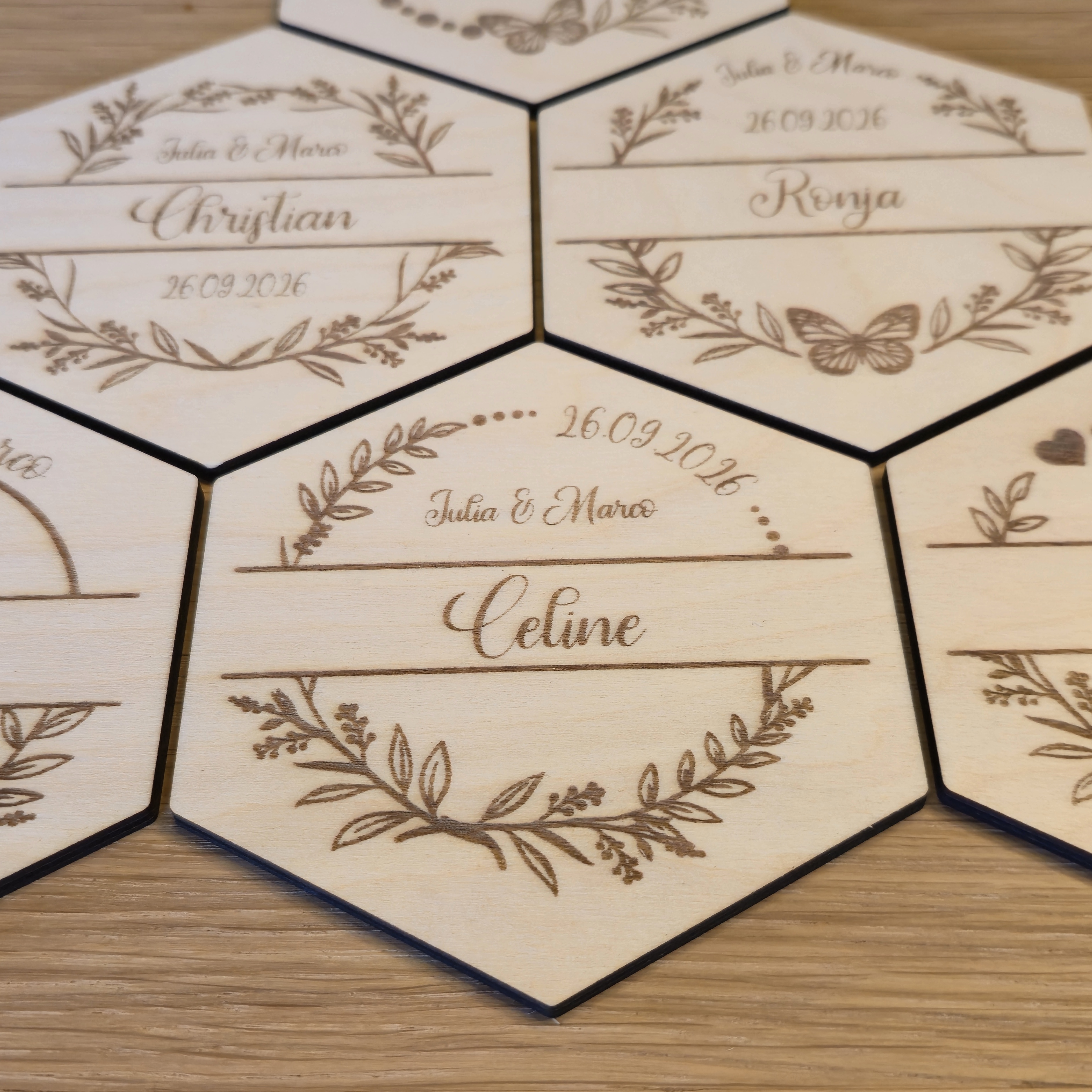 Personalisierte Untersetzer Birke im Hexagon-Format, Platzkarten aus Holz für Hochzeiten